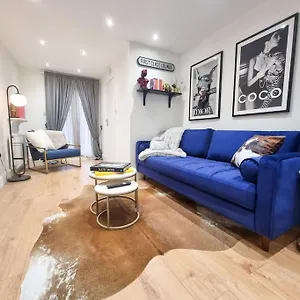 Stylish And Cosy 2 In W Private Parking London