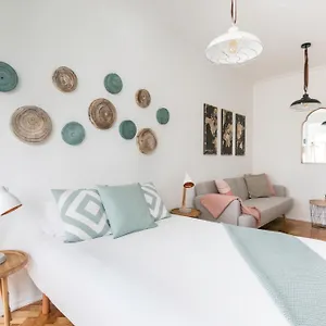 Stroll To Coffee Shops Near A Renovated Hillside In Graca Apartment